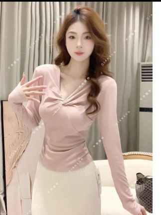 粉色V领长袖打底衫女2025秋冬新款显瘦扭结显瘦T恤上衣 #时尚穿搭 #打底衫#好看的衣服都在这里
