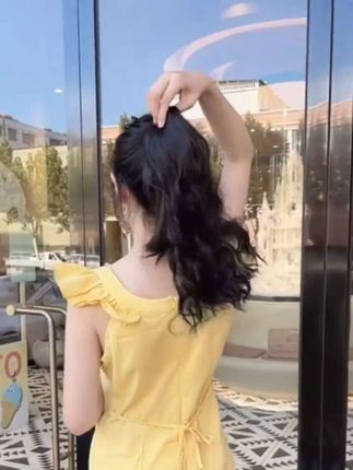 抓夹款的很方便,一捏一夹做好的造型,戴上洋气又减龄#梨花卷马尾 #马尾抓夹假发