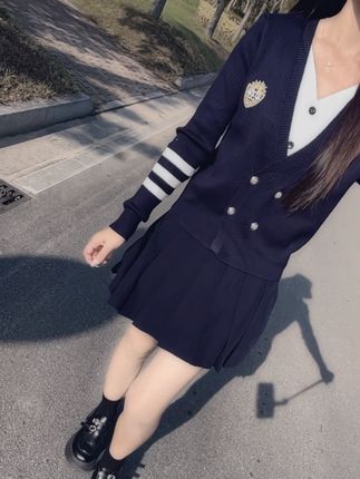30多岁是个很好的年纪,可以装嫩,可以疯癫,也可以优雅从容⋯.努力把自己活成自信满满的中年少女…#穿搭#今天穿什么 #小个子穿搭 #穿搭 #梨形身材穿搭