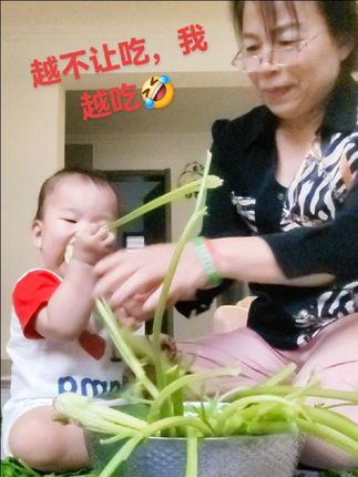 #家庭日常 #亲子互动 你不让我吃,我就吃🤣🤣