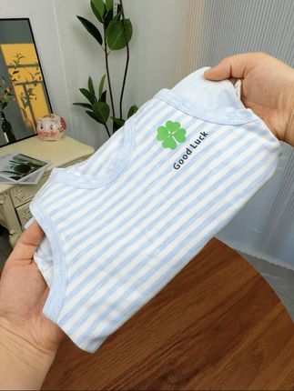 给孩子贴身穿的背心啊,一定要选择这种纯棉无骨的,它采用的是天然彩棉面料,非常的柔软亲肤,孩子穿上之后不会有束缚感。整体都是无骨缝制的,不用担心会硌到宝宝的皮肤,无论是当睡衣还是外出打底穿都很合适,春秋冬三个季节都能穿,赶紧给你的小宝贝安排起来吧!#源头实力厂家 #高品质童装 #母婴好物 #宝妈推荐 #透气