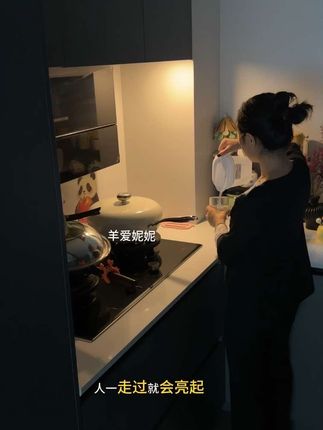 家里有个自动感应小夜灯真的太方便了,放入户门晚上回家不用摸黑找开关了,床边放一个半夜起来也不用开灯了!#感应小夜灯
