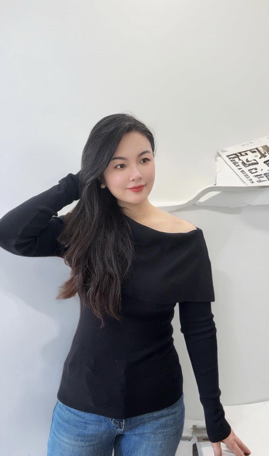接受自己的狼狈,也理解自己的平凡。#强烈推荐 #极简穿搭 #实拍 #今日穿搭look #分享