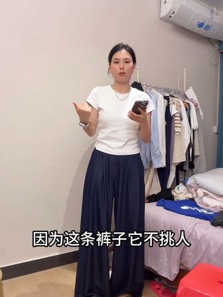姐妹们,夏天穿牛仔裤怕热的都去冲!这条真的是巨薄巨软巨舒服的一条牛仔裤,而且它整个版型做的就非常遮肉显瘦,腰部还做了这种松紧腰的设计,穿上身就特别舒服,完全没有束缚感。面料是那种软软糯糯的,上身就像没穿一样,特别轻薄,喜欢的姐妹赶紧去试试吧!#超薄透气 #夏季必备 #面料柔软舒适 #凉快舒服 #好看百搭