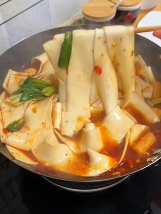 #定西土豆宽粉 好吃不腻,有细粉,韭叶,宽粉,煮砂锅土豆粉真的绝了,软糯好吃,黏黏糊糊太美了#特色美食小吃#抖音美食推荐官#炒锅土豆粉#妈呀太好吃了