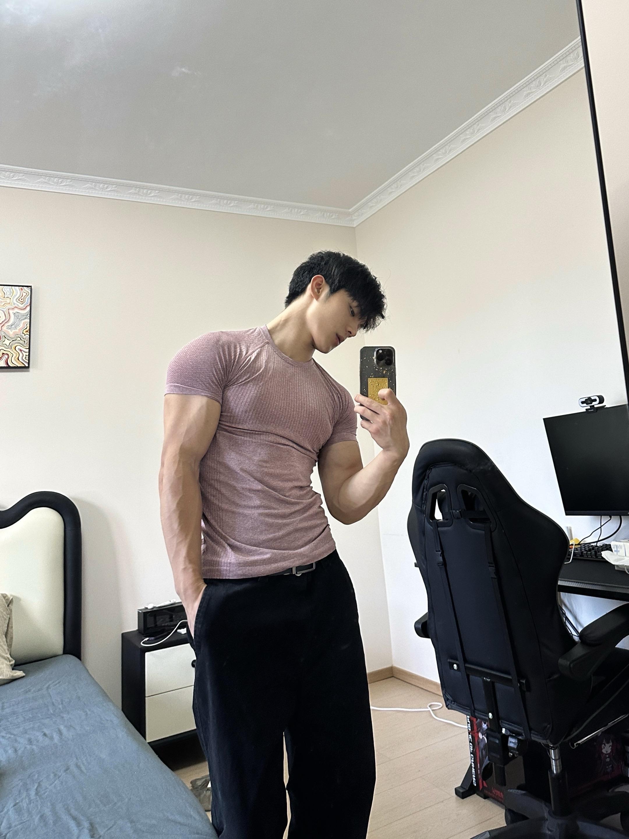 一穿一个不吱声 就是有型。休闲健身都能穿 嘎嘎板正#健身 #健身穿搭 #ootd #男生穿搭 #纸包鸡