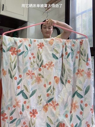 姐妹们 有了这个#大衣架 晒床单被罩太方便了,实心加粗 承重力嘎嘎好!真的太需要了!#晾衣架 #大衣架晒床单被套 #方便又实用 #强烈推荐