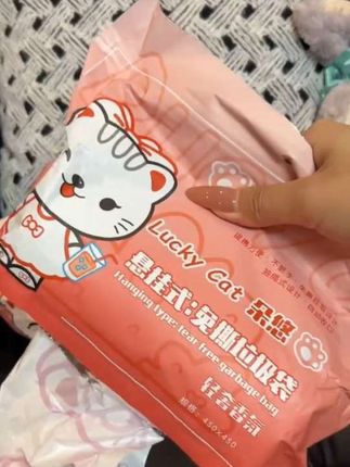 发现一款超可爱的垃圾袋!🐱✨粉嫩嫩的“Lucky Cat”设计,每次扔垃圾都像在和小猫互动~悬挂式免撕设计,方便又卫生,家里瞬间提升幸福感!💖垃圾分类也能这么有趣,爱了爱了~#家居好物 #垃圾分类小帮手 #可爱到犯规