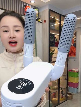 下雨天刷完的鞋子总是不容易干,幸好我入手了这个鞋子烘干器,可以折叠可定时 快速烘干鞋子特别方便干鞋子#烘鞋器 #居家好物 #非常方便实用 #干鞋器 #超便宜超划算