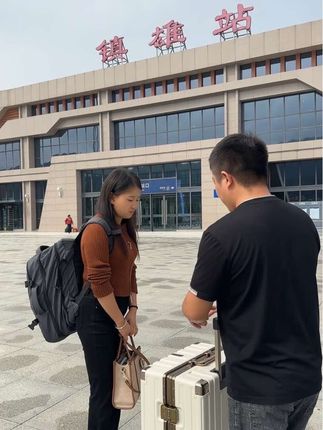 今生走到这一步,当情绪低落的时候,我会抱怨命运不公。当自己慢慢调整好情绪后,又清楚明白,两个羽翼未满的孩子还等着我把他们抚养长大!这次一个人鼓起勇气再次踏上奋斗之路。国宝这几天也在家里附近找工作,如果找不到合适的,他也会为了孩子生活而远走他乡,不管未来怎样,都希望大家好!