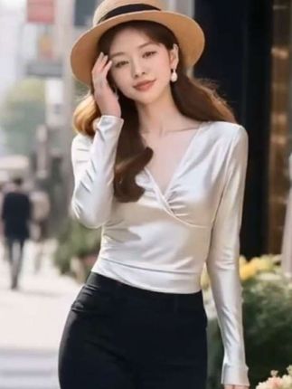 芯娇晴独特银色缎面v领长袖修身打底衫女早春设计感收腰短款上衣#高级感穿搭 #优雅气质 #性感穿搭 #时尚搭配 #减龄气质