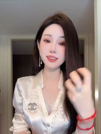 手工缝制2000颗烫钻,重工珠光如高级珠宝。A版型收腰提tun,穿出曼妙曲线#高级感穿搭 #温柔穿搭 #优雅气质 #贵气感御姐 #精致穿搭