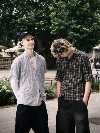 第100集|偶遇了一个超像王一博的外国帅哥🤓和他的蒙奇奇好朋友~🛹📸#摄影 #街拍 #欧美帅哥 #王一博 #少年感