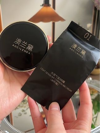 一直回购的#澳兰黛气垫bb霜 水润服帖不卡粉 遮瑕又养肤,自带奶油肌妆感,孕妇也可以放心用,还带替换的,出门补妆上妆我都用它,真的爱了#澳兰黛气垫bb霜 #光感遮瑕 #出门必备
