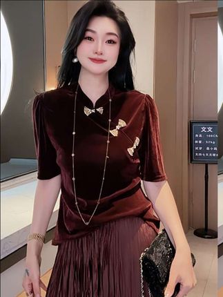 #优雅气质 它就是最近火爆全网的墨香蝶语短袖T恤,穿上后让你秒变清冷感美女。它是新中式的风格设计,加上独特的印花图案,上身效果超惊艳!#高级穿搭 #每日分享