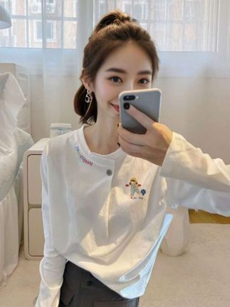 #秋冬季宽松休闲上衣#女设计感小众白色纽扣正肩长袖T恤女#减龄显瘦穿搭 #百搭上衣 #舒适百搭长袖T恤