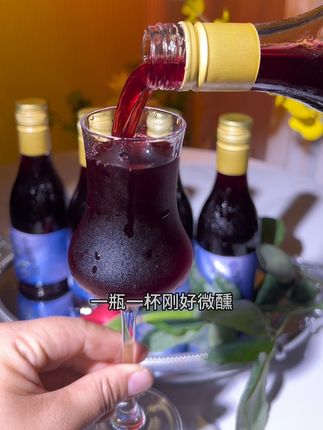 不愧是云南蓝莓酒,酒度12度,入口不苦不涩微微带甜,果香浓郁#蓝莓酒 #果酒