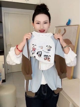 姐妹们快来看这套超赞的儿童秋季卫衣套装!它是韩版的撞色设计,穿上特别洋气,而且是休闲风格的,适合中小童穿。男宝女宝都能穿这种卡通图案的,喜欢就别犹豫了!#潮童穿搭 #卫衣套装 #韩版穿搭 #套装穿搭 #萌娃穿搭
