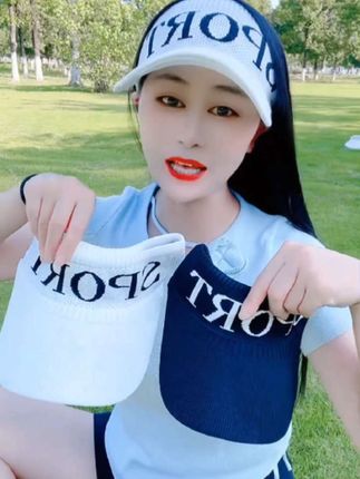 这是一款既好看又百搭的一个遮阳帽,来,你过来看一下我们家这个太阳帽呢,它是一个加宽加大的帽檐,不仅能够遮阳防晒,修饰脸型显得小。它是一个空顶帽的一个设计,不用担心头顶太过闷热,而且它可以像我这样披发带扎,低马尾、高马尾、丸子头呢,都适合。并且像咱们平常骑车、跑步运动的时候,摇头甩头都不会掉它的侧边呀!还有散热网扣,夏天戴起来也不会闷热的,松紧的弹力呢,不用担心头围大小的问题。如果你也需要进来选颜色随便挑,九块九一顶还包邮!#百搭遮阳帽 #夏季遮阳帽 #透气舒适 #百搭遮阳帽 #创作灵感