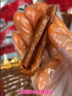 相思卷辣条:老式大豆筋遇上酒鬼豆干,带来麻辣爽口体验,怀旧零食新宠#春福盈品 #相思豆卷 #大豆原料 #经典辣条 #怀旧美味