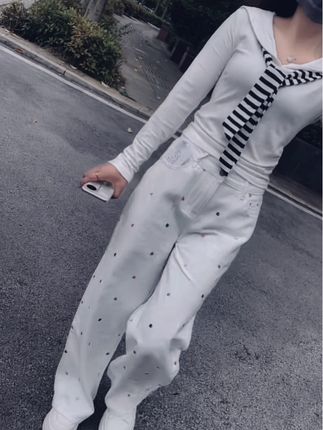 人生的另一半如果选错了,往后余生,每一步都是错,你会尝尽人间苦楚,取舍两难。其实相貌和财富都不那么重要,重要的是人品,责任和担当,以及原生家庭刻在骨子里的三观和教养。所以,和谁结婚真的不一样,有的人进入到你生命里会让你觉得人间值得,会成为你的光。而有的人,会把你的光都熄灭,以后把剩余的时间好好爱自己吧..#穿搭