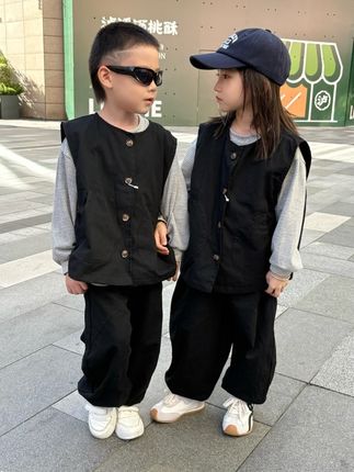 松弛感拉满的男女宝条纹马夹三件套,上学实穿又好看,不管是男孩还是女孩穿都超好看,简直绝了,#早秋穿搭 #萌娃穿搭