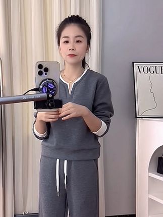 休闲风运动套装女2025秋季新款韩版V领宽松卫衣时尚两件套#面料舒适透气 #慵懒风穿搭 #休闲风 #时尚休闲套装 #减龄气质