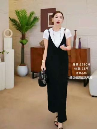 这个夏天一定要试试这件天丝t恤,它采用莱赛尔天丝面料,轻薄透气,让你感受清凉一夏,而且它的垂坠感很好,上身很显瘦,特别适合肚子上有肉的人穿,无论是外穿还是内搭都非常合适。天气越来越热了,还不快给自己安排一件舒服又透气的衣服
