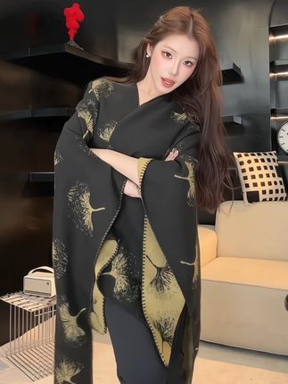 气质女人必不可少的披肩!秋日的氛围感就靠它!#李璐璐语录 #高级感穿搭#披肩#热门