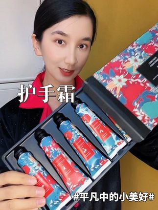 #上热门 ✅ 秋冬护手大作战!入了这套5支装的护手霜礼盒,每个味道都不一样,从清甜果香到雅致花香,承包全家人整个冬天的手部呵护~ 每次涂抹都是一场嗅觉小惊喜,滋润又好闻,全家共享的护手幸福感,谁懂啊! #护手霜推荐 #秋冬护肤 #全家共享 #护手礼盒