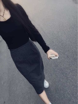 如果你不心疼我为你生儿育女,我又何必心疼你赚钱养家,婚姻里谁都不怕吃苦,怕的是一边吃苦还要一边受气,一边付出一边被事负 我和你结婚的目的是为了有人疼爱,有人视我如命,而不是一肚子委屈和流不完的眼泪,翻来覆去的想这段感情值不值得,你要明白你的不易不是我造成的,是你的家庭环境造成的,而我的不容易却是你和你的家庭造成的…#穿搭 #早秋穿搭