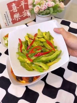 #创作灵感 赶紧来捡个大漏了,只要十多块就可以到手六个加厚的纯白陶瓷四角盘,真的太划算了!四角盘的款式新颖又独特,方中有缘。圆中带方,高端大气上档次,随便装点什么菜都有高级餐厅的氛围感,还是加高加深的,就算装点带汤汁的菜也不会撒出来。纯白色的陶瓷,晶莹剔透,百搭又高级。#盘子 #四角陶瓷盘 #陶瓷盘子 #陶瓷餐具