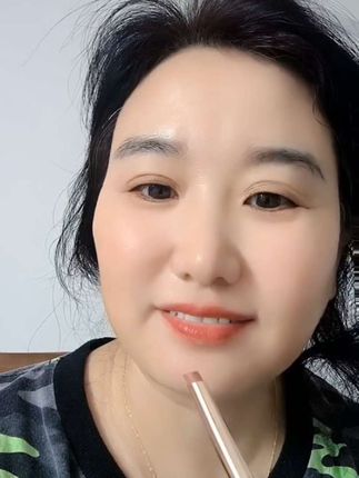 姐们这印象锁色定妆雨衣口红不掉色不沾杯素颜显白肉桂奶茶口红好 姐妹们这款定妆雨衣口红,让你的嘴唇一整天都美美哒!#上热搜 #万能的抖音 #助手抖音 #不沾杯不掉色 #自己的原创作品