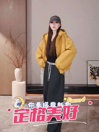 这件冲锋衣真的太帅了,它是双拉链的设计,而且还是连帽的款式,穿上身特别洋气,无论你是男还是女都可以穿,它的面料防水又防风,上身之后很轻薄,一点也不厚重。#今日穿搭 #拍照姿势 #穿搭穿搭 #今日分享 #穿搭搭配