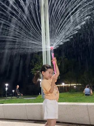 一支水枪带来的快乐~别的小朋友有的,咱也要有!真的太快乐了#孩子的快乐很简单#爱玩水的小朋友#宝宝水枪#烟花水枪#玩个很新的东西