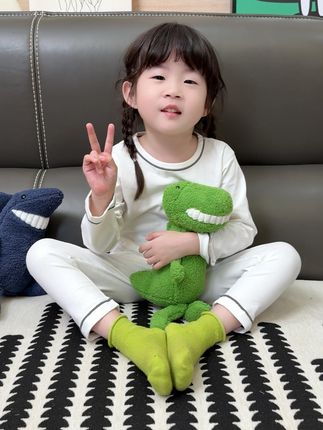 软乎乎亲肤舒适的儿童家居服套装,简约风设计上身休闲感拉满~ 还是男女宝同款,巨实穿!#母婴好物 #儿童家居服 #麦芽可 #麦芽可儿童睡衣 #麦芽可秋衣秋裤套装