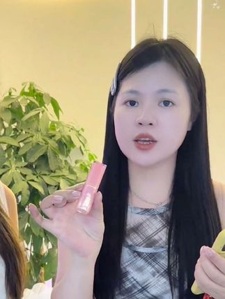天哪…平时出门不化妆的姐妹,这支口红太牛了!涂上好显白~显气质!#变色口红 #不沾杯不掉色 #自用好物推荐 #女生必备