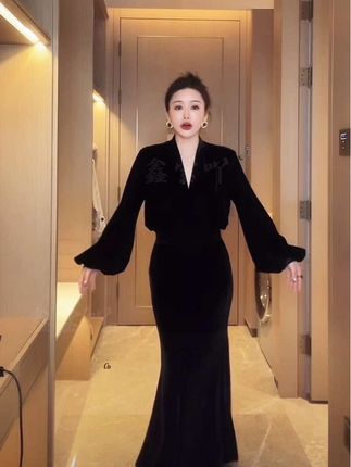这套丝绒套装简直太美了,超级显瘦又洋气,还是小众设计款,上身效果超赞,优雅又高级,无论是日常出行还是参加重要场合都合适,喜欢这种独特风格的姐妹,千万别错过哦! #时尚气质穿搭 #穿出高级感 #气质显瘦穿搭 #女人味穿搭 #气质女神穿搭