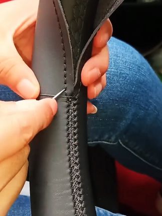 给自己爱车缝制的方向盘套 手感柔软舒适#防滑耐磨#汽车用品 #手缝方向盘套#专车专用 #方向盘套