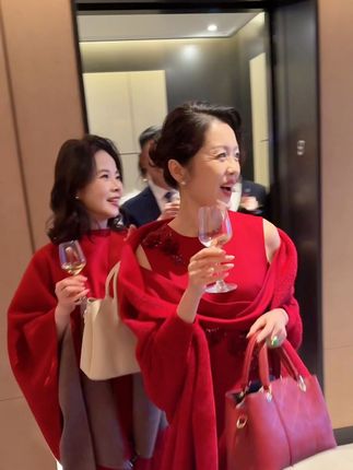 妈妈们婚宴盛装出席🥂双双红衣太惊艳了!! #新婚现场 #喜婆婆喜妈妈 #婚礼妈妈装 #妈妈礼服