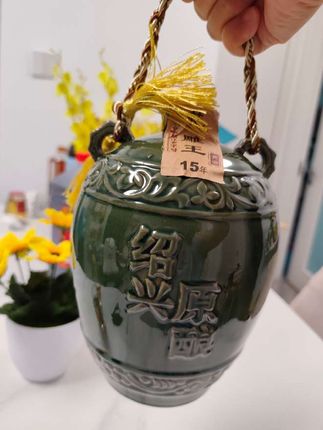 绍兴十五年陈酿老黄酒,堪称绍兴黄酒中的传世瑰宝!严选优质糯米与麦子,取鉴湖好水,循古法精心酿造,酒液如焦糖琥珀般流光溢彩,一口便知经典。#好喝不贵#黄酒文化#绍兴#陈酿#不错不错味道好极了