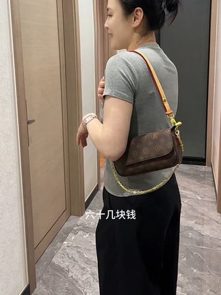 简约大气三用斜挎小包能装雨伞手机口红等,#简约包包#百搭包包#斜挎包#手机包#包包推荐