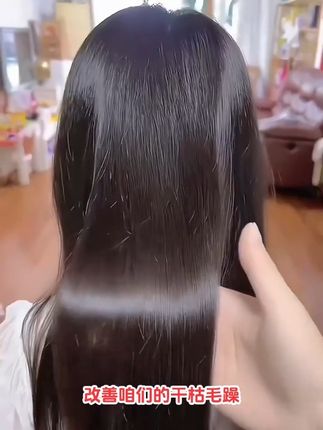 被这瓶免洗精油圈粉到想囤货!比护发素润得更透,又比普通精油清爽太多——抹完手上完全不黏腻,这点真的戳我!  最爱的是不用冲洗!洗完头吹到半干,挖一点抹在发尾,手指梳开或者用梳子一顺,头发瞬间就服帖了。之前一到换季就炸毛的头发,现在又顺又亮,摸起来滑溜溜的,氛围感直接拉满~  懒人or炸毛星人都给我冲!这种好用又方便的护发神器,必须囤够才安心~