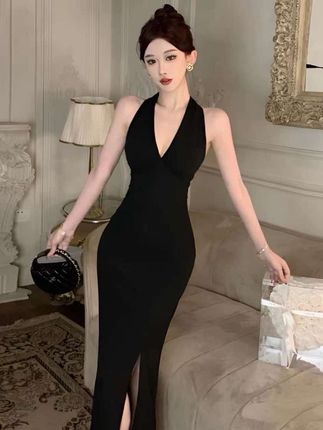 我的老天呐,谁懂这条裙子在现实穿上有多美?超级漂亮的挂脖连衣裙,真的太显身材了!#挂脖连衣裙#修身连衣裙#开叉修身裙 #优雅气质 #穿出自信穿出美