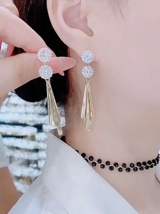 奥特莱斯清仓捡漏折扣店花团锦簇微镶锆石流苏耳环outlets女配饰#优雅气质 #时尚耳环 #耳饰搭配 #耳饰控 #精美耳饰
