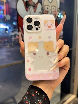 这个手机壳真的太萌了!它采用了独特的镂空设计,加上可爱的棉花糖猫图案,简直让人一眼就爱上。而且它是高透的,不会遮挡你的手机原色,非常清爽,喜欢的赶紧冲吧!#手机壳 #防摔手机壳 #原创手机壳 #也太可爱了吧 #潮牌手机壳