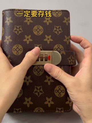 有了它我这个月光族也能存下钱了,存现金真的太香了,凑成现金还能拿去银行存定期,最主要是克制自己花钱的欲望,钱真的越存越多了#存钱 #越来越有钱 #何以解忧唯有暴富 #存钱计划 #攒钱