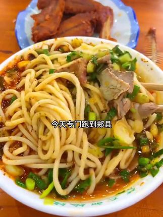 这么热的天,想吃饸络面的不用跑出去了,自己在家5分钟搞定,面条劲道爽滑,汤鲜味美,1:1还原店内味道,真的是太香了,让你吃了还要吃#吃不够的家乡味 #张红旗饸饹面 #好吃的面食