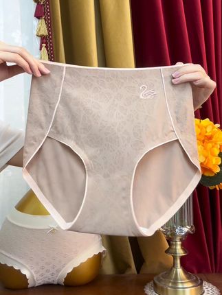 如果你总觉得内裤闷不舒服,一定要来试试这款无痕轻塑型内裤#精致女人必备穿搭技巧 面料轻薄透气舒适,质量杠杠的好,不挑年龄不挑身材,胖瘦都能穿