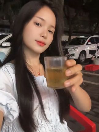 白天归顺生活,夜晚臣服灵魂。干杯,敬所有披星戴月的温柔。#啤酒🍺 #干杯🍻 #微醺时刻 #喝一杯 @DOU+小助手 #推荐作品